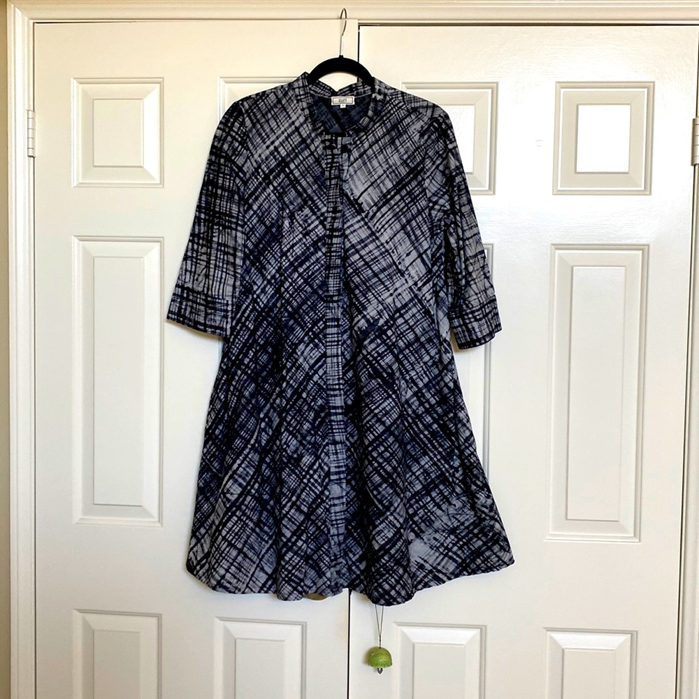 Zuri brand black and grey print.3/4 roll up sleeves. Dress/duster front buttons